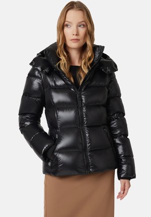 Czarna kurtka puchowa o błyszczącej wykończeniu, z kapturem, zapięciem na zamek i bocznymi kieszeniami; pikowany wzór o różnorodnej fakturze i metalicznych akcentach.