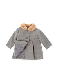 Abrigo de mezcla de lana gris con un cuello de piel sintética, cierre de tres botones, mangas largas y diseño plisado; cuenta con un forro gris en el interior.