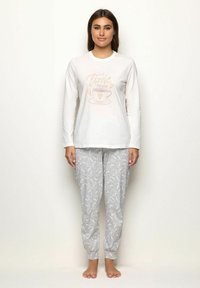 Maglietta bianca a maniche lunghe con grafica "È tempo di caffè" e pantaloni da pigiama grigi a fantasia con motivi di tazze di caffè. Tessuto morbido, vestibilità comoda.