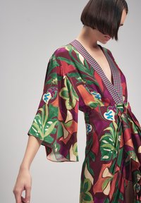 Mehrfarbiger floral bedruckter Kimono mit lebhaften Grüntönen, Rottönen und Blautönen. Hergestellt aus leichtem Stoff mit einem tiefen V-Ausschnitt und weiten Ärmeln.