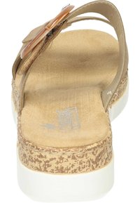 Sandale beige avec une plateforme texturée marron et une semelle blanche. Présente un accent floral sur la bride et une semelle intérieure douce et rembourrée.