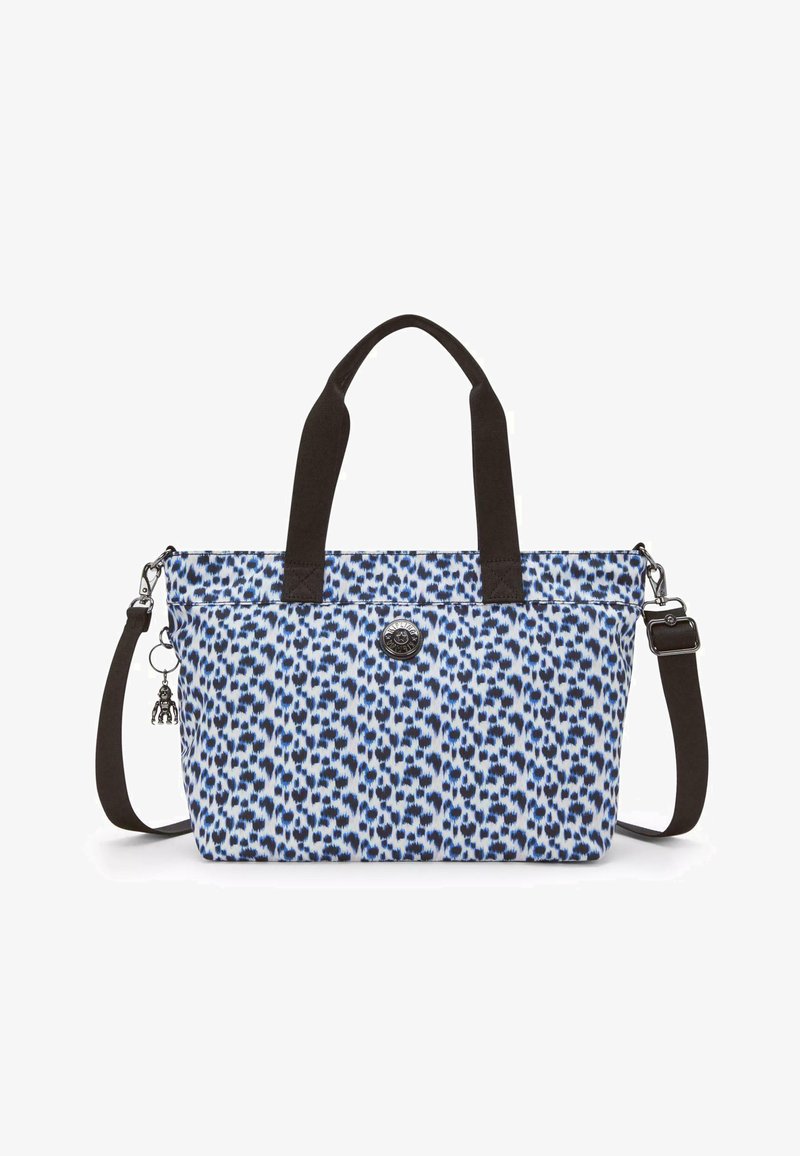 Borsa a tracolla blu e bianca con motivo, realizzata in tessuto, dotata di manici marroni, chiusura con zip e un ciondolo decorativo attaccato a un lato.