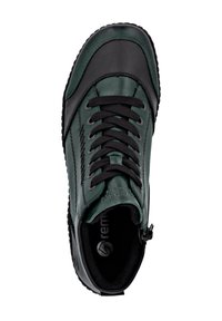 Sneaker in pelle verde e nera con lacci neri, superficie testurizzata, collo imbottito e zip laterale per una facile calzata. Suola in gomma.