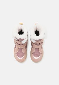 Stivali invernali rosa con morbida fodera in pelliccia bianca, cinturini in velcro, materiale in suede e nylon morbido, forma arrotondata e suola testurizzata.