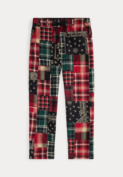 Calças patchwork com vários padrões xadrez e floral em vermelho, verde, preto e creme; cintura ajustável com cordão.