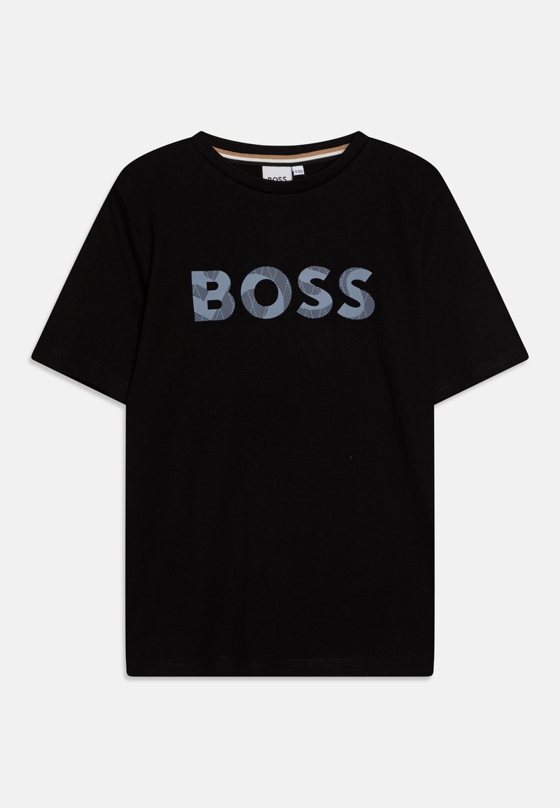 T-shirt en coton noir à manches courtes et col rond. Présente le mot "BOSS" en gris clair avec un motif texturé sur la poitrine.