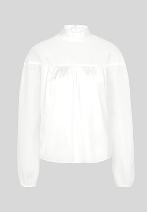 Witte satijnen blouse met een hoge hals, lange puffed mouwen en geraffineerde details bij de buste. Gladde textuur met een lichte glans.