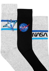 Tre paia di calzini: grigi con strisce blu e nere, un calzino nero con un logo NASA blu e grigio con una grafica di razzo blu.