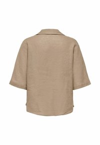 Camicia in lino beige a vestibilità ampia, con colletto piatto, maniche corte e orlo curvo. Tessuto testurizzato senza motivi o dettagli visibili.