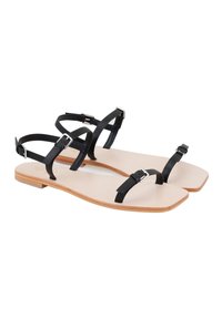 Zwarte leren platte sandalen met meerdere banden, zilveren gespen en een naakt voetbed met een gestructureerde zool. Vierkante vorm.