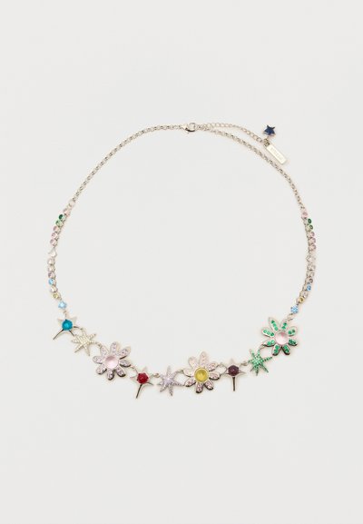 Collier en argent avec des charms de fleurs colorées, des perles et des accents en forme d'étoile. Comprend diverses pierres précieuses en rose, vert, bleu et rouge.