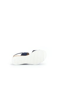 Marineblauwe sandaal met een witte ribbelzool, voorzien van een bandontwerp en een kurken voetbed. De buitenzool is gestructureerd voor grip.