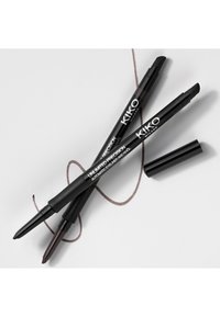 Zwei KIKO Milano automatische Eyeliner in Schwarz und Dunkelbraun mit schwarzem Gehäuse, ausgestattet mit drehbaren Spitzen und weißem Markenaufdruck.