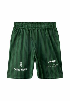 Shorts de sport vert foncé avec des rayures verticales, une taille élastique et des logos texte blancs imprimés sur les jambes avant.