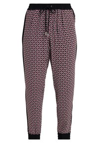 Zwarte en roze gestreepte joggingbroek met een elastische tailleband, verstelbaar trekkoord en zijstrepen. Het materiaal lijkt zacht en textuur te hebben.