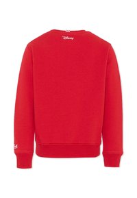Sweat-shirt rouge à manches longues, avec des poignets côtelés et un col rond. Présente le logo "Disney" dans le haut du dos et une couture décorative à l'ourlet.
