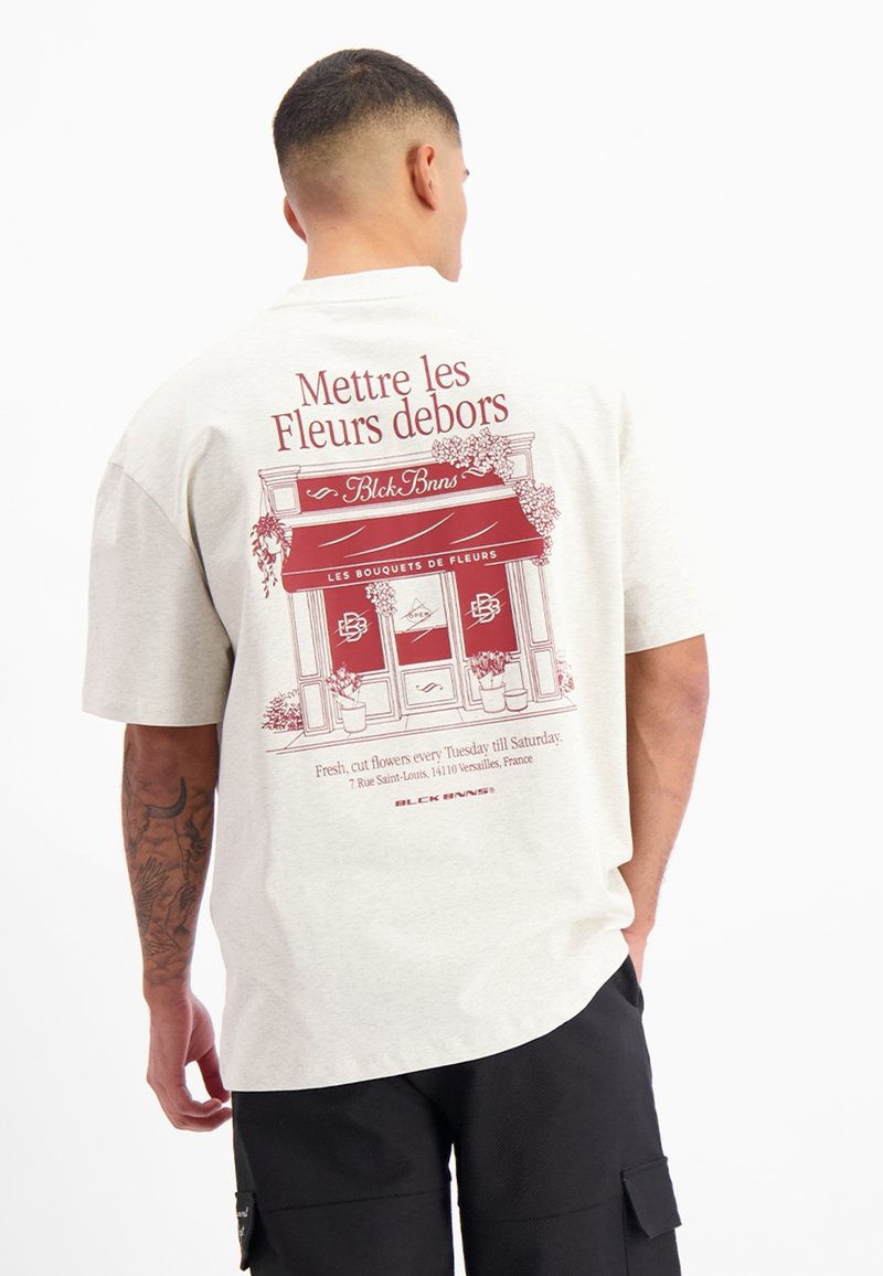 Lichtgrijze katoenen T-shirt met een retro bloemenwinkeldruk in bordeauxrood, met tekst en een logo op de achterkant. Korte mouwen en een comfortabele pasvorm.