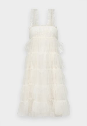 Weißes, geschichtetes Kleid mit einer rüschigen Textur, breiten Trägern und einer ausgestellten Silhouette, das mehrere Ebenen für zusätzliches Volumen aufweist.