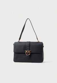 Melna ādas rokassoma ar strukturētu formu, magnētisku pārklāta aizdari, zelta detaļām un dekoratīvām augšējām ielāpām. Komplektā ir noņemams siksniņa.