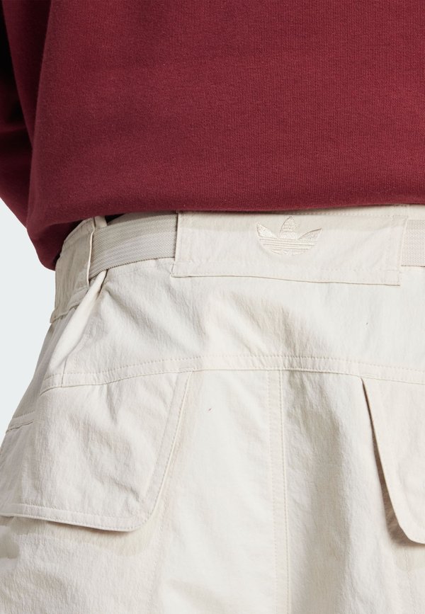 PREMIUM ESSENTIALS - Shorts - alumina2