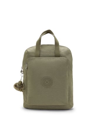 Sac à dos carré vert olive avec poche avant, deux poignées en haut et un petit porte-clés singe en peluche sur la fermeture éclair latérale.
