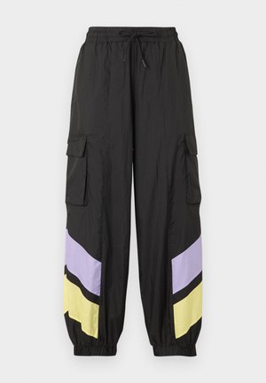 Juodos krovinių kelnės su elastinga juosmens juosta ir rankogaliais, turinčios šonines kišenes bei įstrižus levandų ir geltonos spalvų blokelius prie čiurnų.