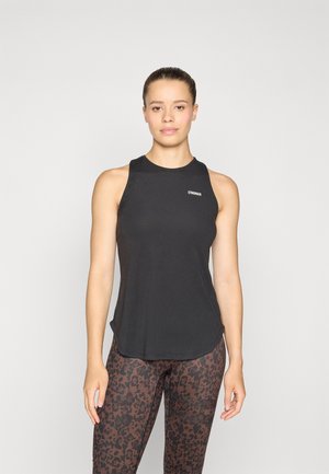 Schwarzes ärmelloses Sportoberteil mit abgerundetem Saum und kleinem "STRONGER"-Logo. Kombiniert mit braunen Leggings mit Leopardenmuster.