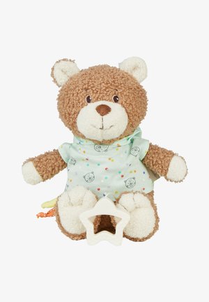 Brauner, lockiger Plüsch-Teddybär, der ein hellgrünes, gepunktetes Hemd mit Bärengesichtern trägt und ein weißes, sternförmiges Beißspielzeug hält.