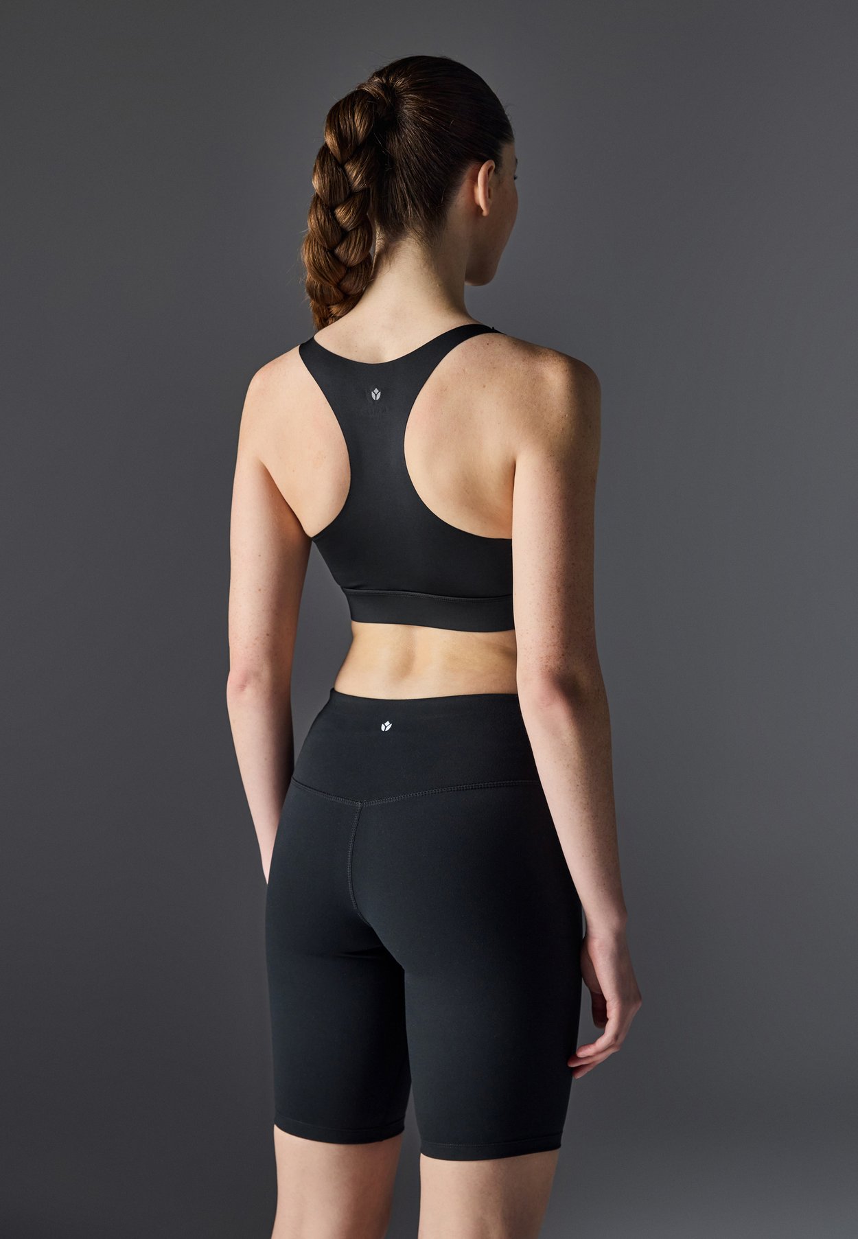 MEDIUM SUPPORT SQUARE NECK SPORTS BRA WITH PADDING