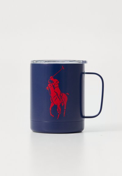 Dunkelblau isolierter Becher mit einer Grafik eines roten Polo-Spielers, zylindrische Form, durchsichtiger Deckel und einem stabilen Griff für ein einfaches Halten.