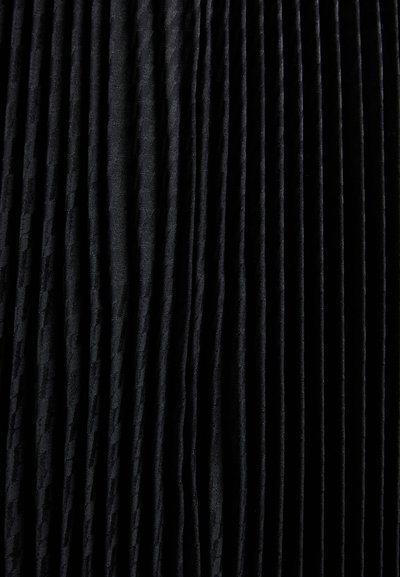 Tecido preto plissado com uma superfície texturizada, exibindo pregas verticais. O material tem uma aparência suave e luxuosa.