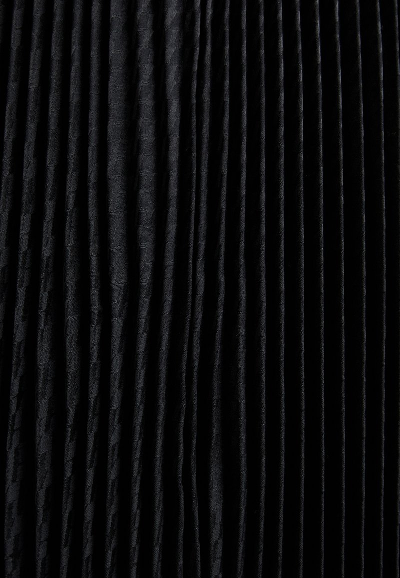 Zwarte geplooide stof met een textuurrijke oppervlakte, die verticale plooien vertoont. Het materiaal heeft een gladde, luxueuze uitstraling.