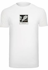 Hvid bomulds T-shirt med et kvadratisk grafik med et sort-hvidt design mærket "glamorous" i midten.