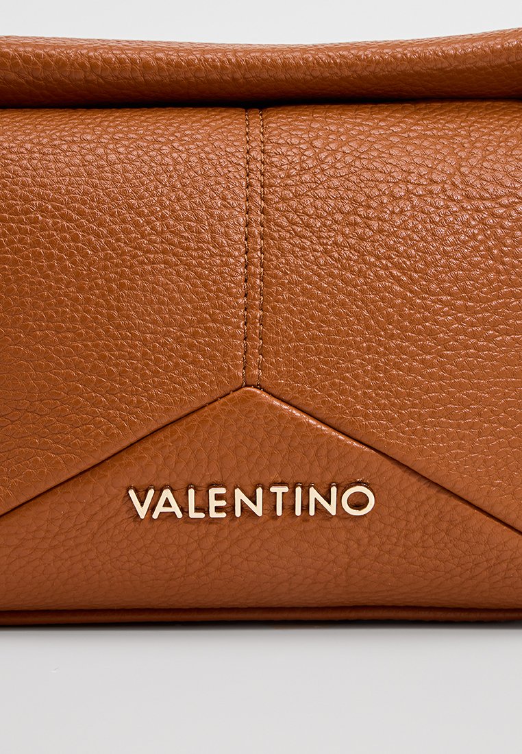 Sac en cuir texturé marron avec un dessus plié, arborant un logo doré "VALENTINO" et un motif en chevrons à l'avant.