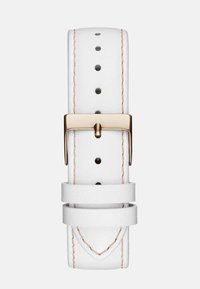 Valge nahast kellarihm kuldse metallist pannaga, millel on tekstuuriga pind, kontrastne beež õmblus ja mitmed reguleerimishaugud.