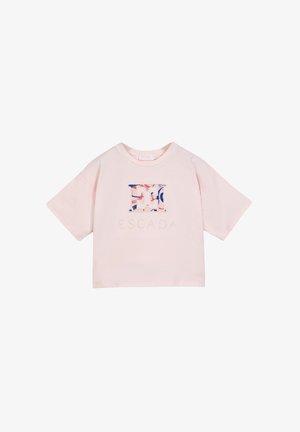 T-shirt corta rosa chiaro con maniche larghe, con una toppa logo "EC" colorata e la scritta "ESCADA" ricamata sotto sul davanti.