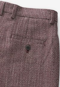Burgundia herringbone-konstruktsiooniga kangas sujuva tekstuuriga, tagaküljel on musta nööbiga tasku kinni keeramiseks.