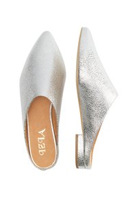 Scarpe slip-on argento, con texture, punta a punta, tacco basso e lati aperti, dotate di una fodera interna liscia e una suola solida.