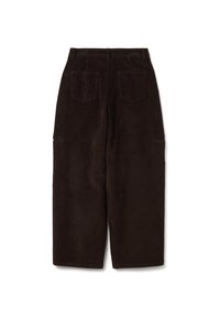 Pantaloni in corduroy marrone con una vestibilità comoda, dotati di due tasche posteriori e tasche laterali cargo, caratterizzati da una texture a righe verticali.