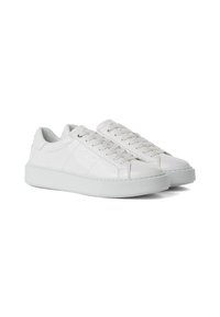 Adidași din piele albă cu o finisare netedă, vârf rotund, închidere cu șireturi în față și talpă groasă din cauciuc. Au un design minimalistic și branding embosat.