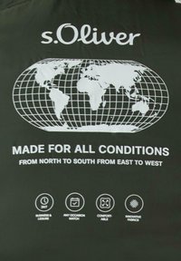 s.Oliver logo boven een wereldkaart met de tekst "Made for all conditions" en vier iconen die vertegenwoordigen: zakelijk, elke gelegenheid, comfort en innovatieve stoffen.