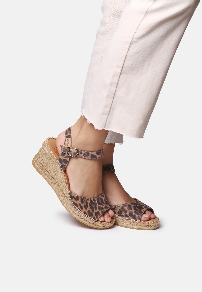 Sandály na platformě s leopardím potiskem, s texturovanou, přírodní jute podrážkou a nastavitelnými kotníkovými pásky. Design s otevřenou špičkou, s detailním zakováním.
