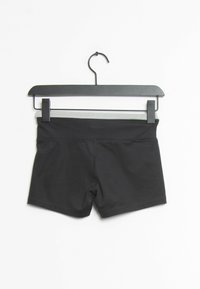 Shorts de sport noirs sur un cintre noir, avec une ceinture lisse agrémentée d'un accent gris clair et un design simple.