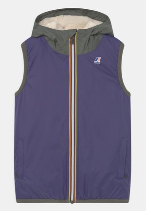 Chaleco morado sin mangas con capucha gris, presenta un cierre delantero con rayas multicolores y un interior forrado de felpa. Logo de K-Way en el pecho.