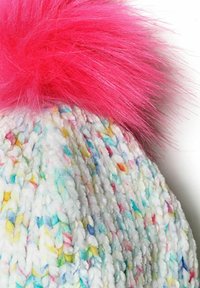 Cappello di lana multicolore con una base bianca morbida, caratterizzato da macchie pastello e un grande pompon in pelliccia sintetica rosa sulla parte superiore.