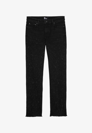 Jeans de mezclilla negra con un patrón ligeramente desgastado, corte recto, dobladillo deshilachado y detalles de herrajes estándar en la cintura.