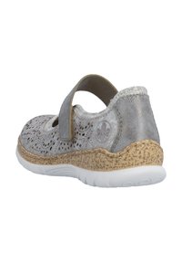 Chaussure Mary Jane argentée avec design perforé, tige en daim gris, bride élastique, semelle extérieure en liège et semelle en caoutchouc blanc pour une bonne traction.