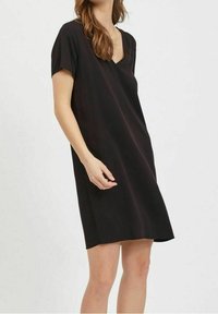 Svart kortärmad klänning med V-ringning, tillverkad av lätt tyg, med en avslappnad passform och knähöjd design. Slät textur, minimalistisk stil.