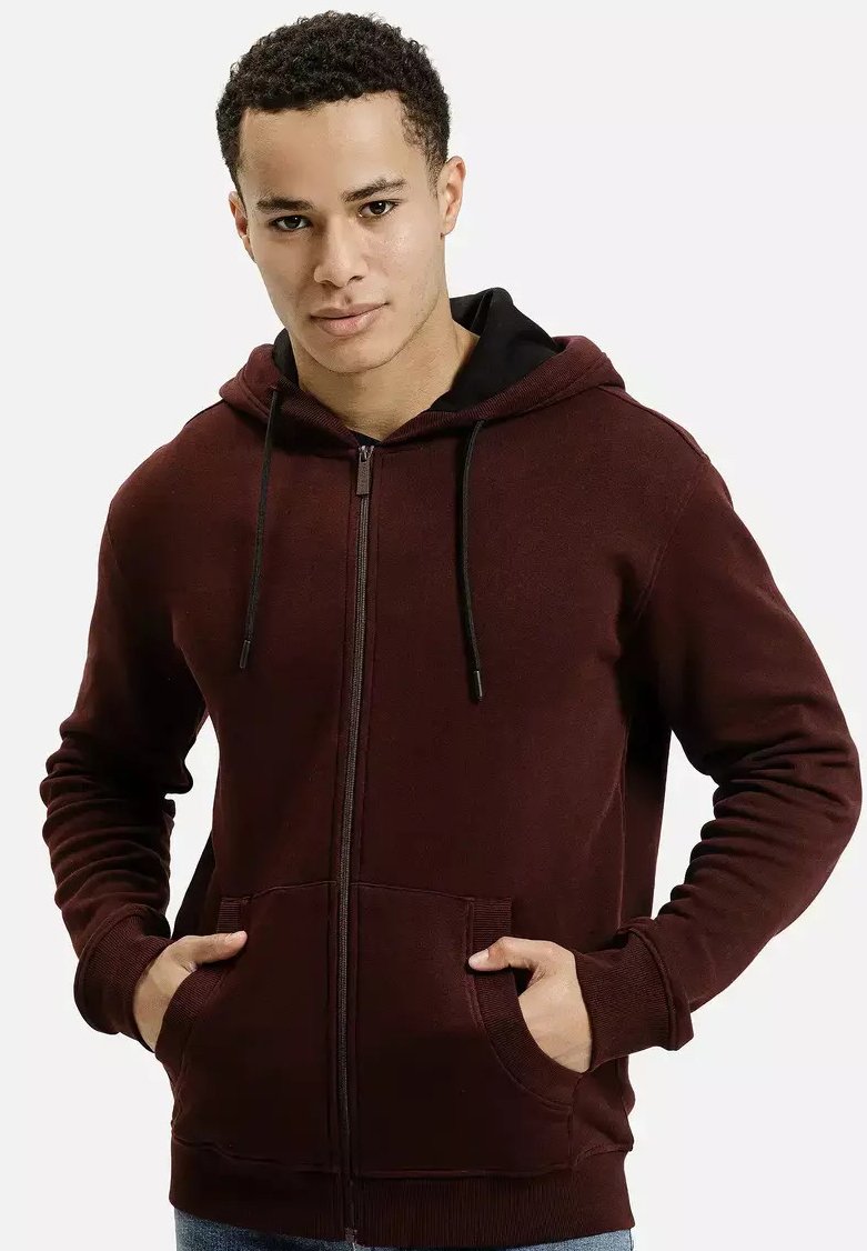 Bordowa bluza z kapturem na zamek, z czarną podszewką kaptura, przednimi kieszeniami i sznurkiem do regulacji. Charakteryzuje się miękką teksturą i dopasowanym krojem.