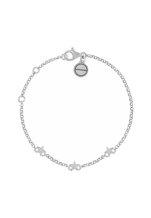 Pulsera de cadena de plata con cinco pequeños acentos en forma de estrella. Incluye un cierre de langosta y una etiqueta circular con texto adjunto.